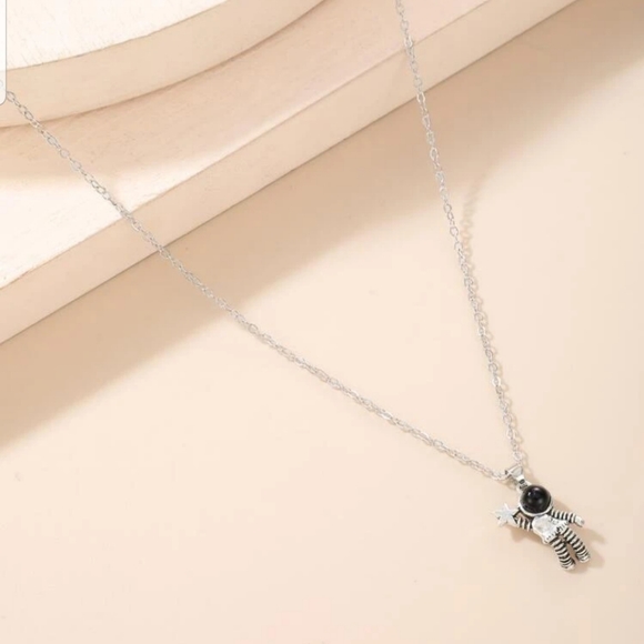 *Astronaut* Star Catcher Necklace - Picture 2 of 4